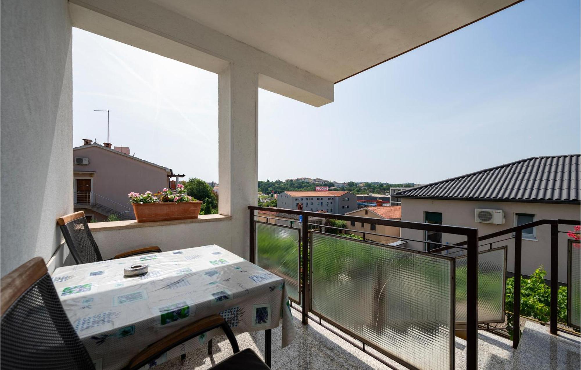 1 Bedroom Cozy Apartment In Pula Exteriör bild